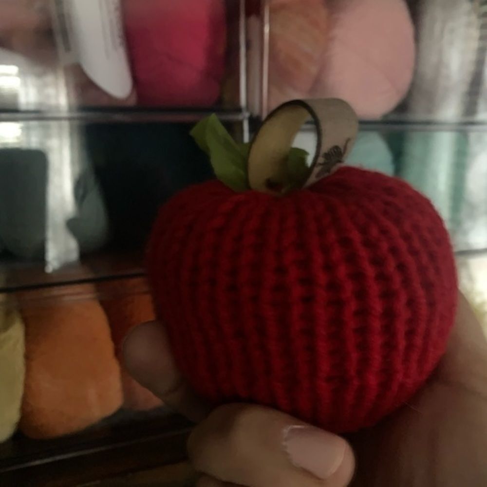 Hand knit apple - Picture 4 of 5